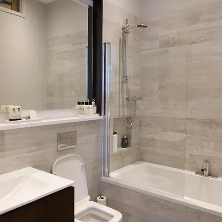Luxurious Newly Renovated 아파트